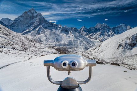 Téléchargez les photos : Jumelles publiques devant une vue sur les sommets montagneux - en image libre de droit