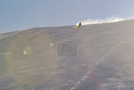 Foto de Un hombre esquiando en un paisaje invernal - Imagen libre de derechos