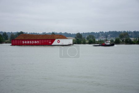 Foto de Un remolcador tirando de una barcaza Seaspan en New Westminster, Columbia Británica - Imagen libre de derechos