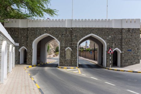 Téléchargez les photos : La rue dans la vieille ville de Mascate, Oman avec portes et tunnel - en image libre de droit