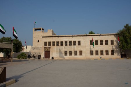 Téléchargez les photos : Entrée du musée Ras al Khaimah au soleil du matin. - en image libre de droit