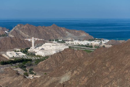 Téléchargez les photos : Palais Al Bustan près de la vieille ville, Mascate à Oman regardant vers le bas de - en image libre de droit