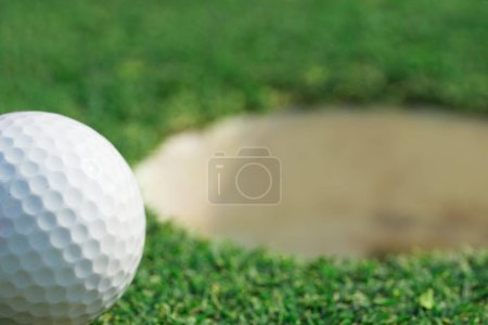Foto de Primer plano en una pelota de golf en el labio de la taza - Imagen libre de derechos