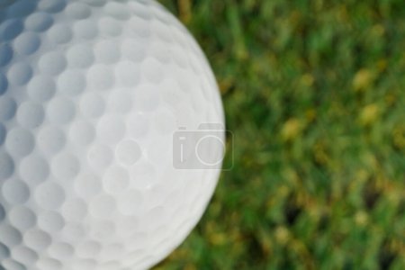 Téléchargez les photos : Gros plan sur une balle de golf sur de l'herbe verte - en image libre de droit