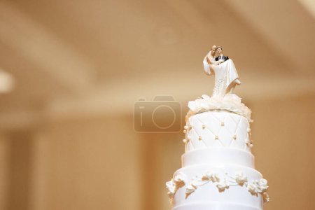 Foto de Pastel de boda con muñecas de novia y novio en la parte superior con espacio de copia en blanco - Imagen libre de derechos