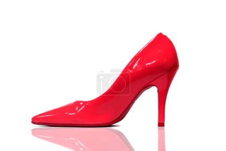 Téléchargez les photos : Chaussure à talons hauts rouge isolée - en image libre de droit