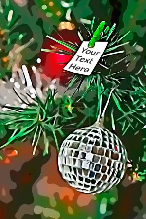 Téléchargez les photos : Boîte de message épinglée sur l'arbre de Noël au-dessus d'une boule de guirlande miroir - en image libre de droit