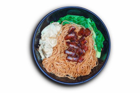 Téléchargez les photos : Nouilles traditionnelles chinoises wantan mee servies avec du porc et du chou braisés au téton d'omble sur une table en bois sombre - en image libre de droit