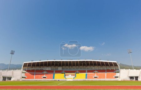 Téléchargez les photos : Stade de football dans la journée ensoleillée - en image libre de droit
