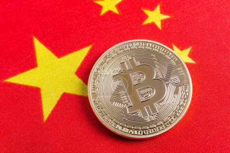 Foto de "Bitcoin moneda real sobre tela de bandera china" - Imagen libre de derechos