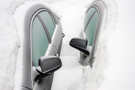 Téléchargez les photos : Deux voitures enterrées dans la neige après une tempête de neige - en image libre de droit
