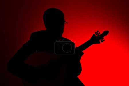 Téléchargez les photos : Fado musicien sur fond rouge - en image libre de droit