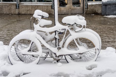 Téléchargez les photos : Vélo couvert de neige fraîche à Montréal, Canada, 2018. - en image libre de droit
