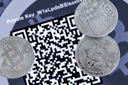 Foto de "Criptomoneda Bitcoin monedas metálicas, código QR y billetera de papel." - Imagen libre de derechos