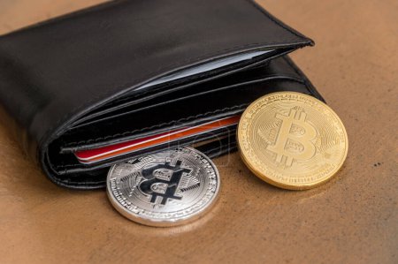 Foto de Bitcoin monedas que salen de una cartera de cuero - Imagen libre de derechos