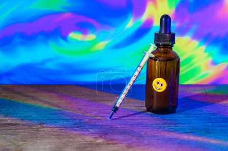 Téléchargez les photos : Flacon de LSD dilué utilisé pour le microdosage - en image libre de droit