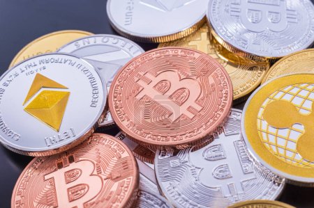 Téléchargez les photos : "Pièces de crypto-monnaie empilées (Bitcoin, Ethereum, Ondulation)" - en image libre de droit