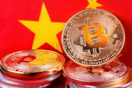 Foto de "Bitcoin monedas reales sobre tela de bandera china" - Imagen libre de derechos