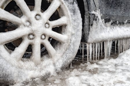 Foto de Acumulación de hielo y carámbanos en un coche - Imagen libre de derechos