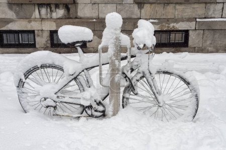 Téléchargez les photos : Vélo couvert de neige fraîche à Montréal, Canada, 2018. - en image libre de droit