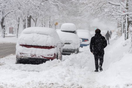 Foto de Calle de la ciudad y coches cubiertos de nieve durante la tormenta de invierno en Mont - Imagen libre de derechos