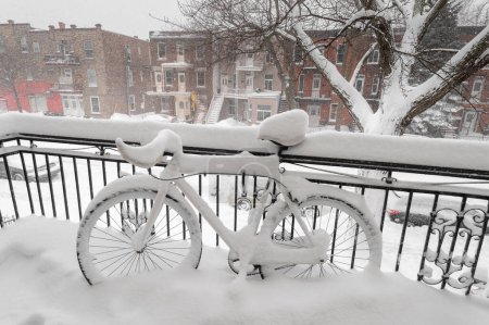 Téléchargez les photos : Vélo couvert de neige fraîche en ville - en image libre de droit