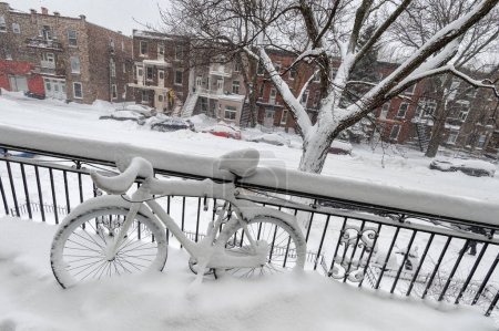 Téléchargez les photos : Vélo couvert de neige fraîche en ville - en image libre de droit
