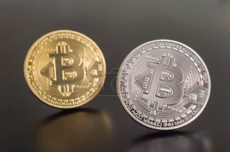 Foto de "Dos monedas Bitcoin criptomoneda" - Imagen libre de derechos