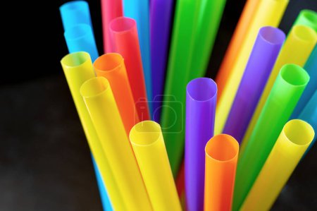 Foto de Plástico colorido beber pajitas - Imagen libre de derechos