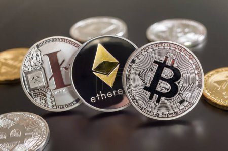 Foto de "Monedas de criptomonedas (Bitcoin, Ethereum, Litecoin)" - Imagen libre de derechos