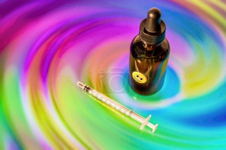Téléchargez les photos : Flacon de LSD dilué utilisé pour le microdosage - en image libre de droit