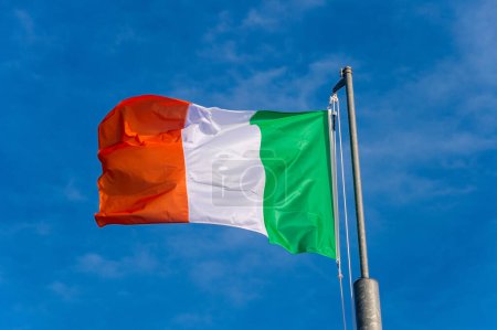 Foto de "Bandera de Italia ondeando contra el cielo azul en Boulogne sur Mer, Francia" - Imagen libre de derechos