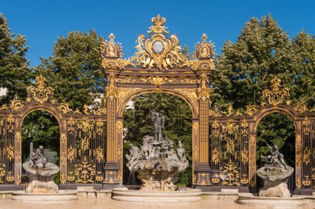 Téléchargez les photos : Porte dorée sur la place Stanislas et la fontaine Neptune, France - en image libre de droit