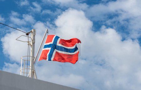 Foto de "Bandera noruega que enarbola desde el mástil del crucero
" - Imagen libre de derechos