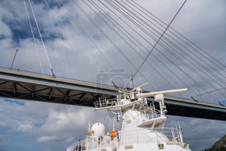 Téléchargez les photos : Bateau de croisière sous un nouveau pont dans le port de Dubrovnik en Croatie - en image libre de droit