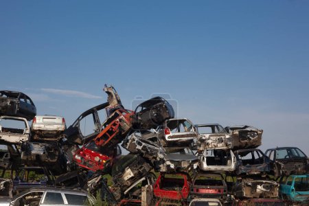Foto de Los coches viejos están esperando los procesos de reciclaje - Imagen libre de derechos