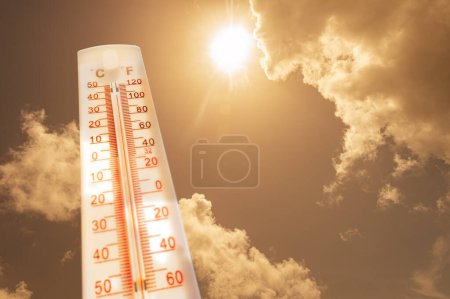 Téléchargez les photos : Thermomètre pendant la canicule, image colorée - en image libre de droit