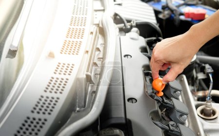 Téléchargez les photos : Car repair close up - en image libre de droit