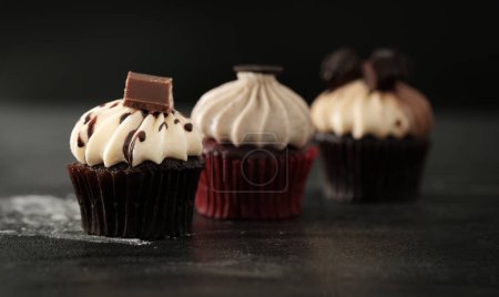 Téléchargez les photos : Vue rapprochée de délicieux cupcakes sucrés - en image libre de droit