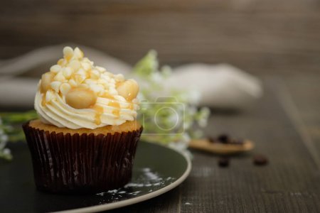 Téléchargez les photos : Vue rapprochée de délicieux cupcake sucré - en image libre de droit