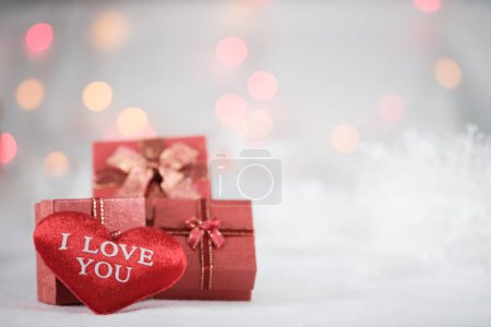 Téléchargez les photos : Plan rapproché de boîtes-cadeaux décorées pour fond de fête, concept de Saint-Valentin - en image libre de droit