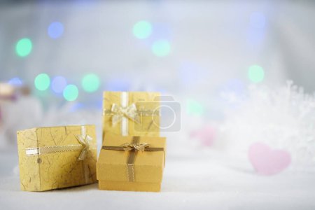 Foto de Primer plano de las cajas de regalo decoradas para el fondo festivo, concepto de Navidad - Imagen libre de derechos