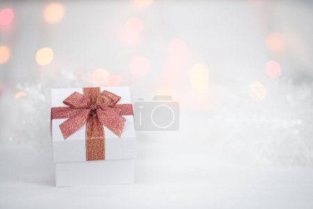 Foto de Primer plano de la caja de regalo decorada para el fondo festivo, concepto de día de San Valentín - Imagen libre de derechos