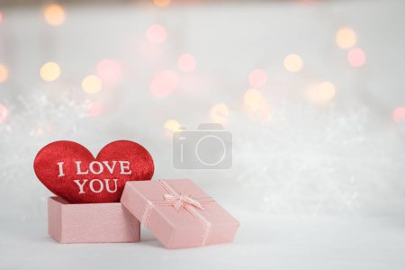 Foto de Primer plano de la caja de regalo decorada para el fondo festivo, concepto de día de San Valentín - Imagen libre de derechos