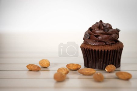 Téléchargez les photos : Vue rapprochée de délicieux cupcake sucré - en image libre de droit