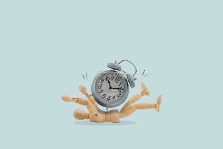 Téléchargez les photos : Horloge avec mannequin en bois sur fond bleu - en image libre de droit
