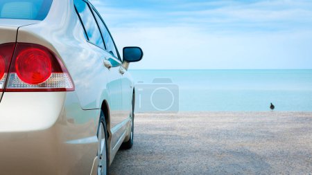Téléchargez les photos : Cropped voiture sur la plage de la mer - en image libre de droit