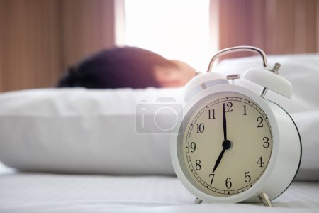 Téléchargez les photos : Réveil près du lit, vue rapprochée - en image libre de droit