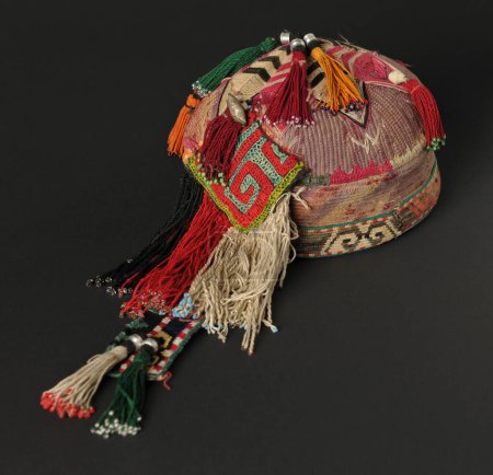 Foto de Tradicional asiático skullcap en negro fondo - Imagen libre de derechos