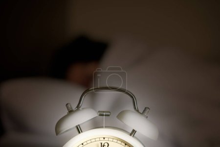 Téléchargez les photos : Réveil près du lit, vue rapprochée - en image libre de droit